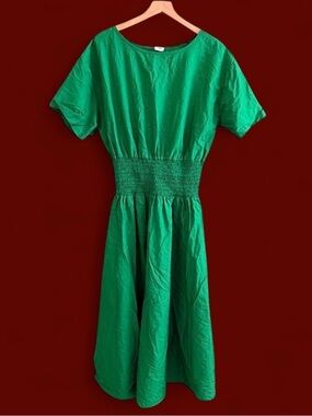 Smocked-Waist Emerald Midi Dress with Short Sleeves